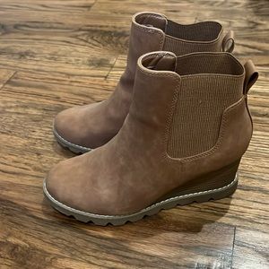 Universal Threads boots